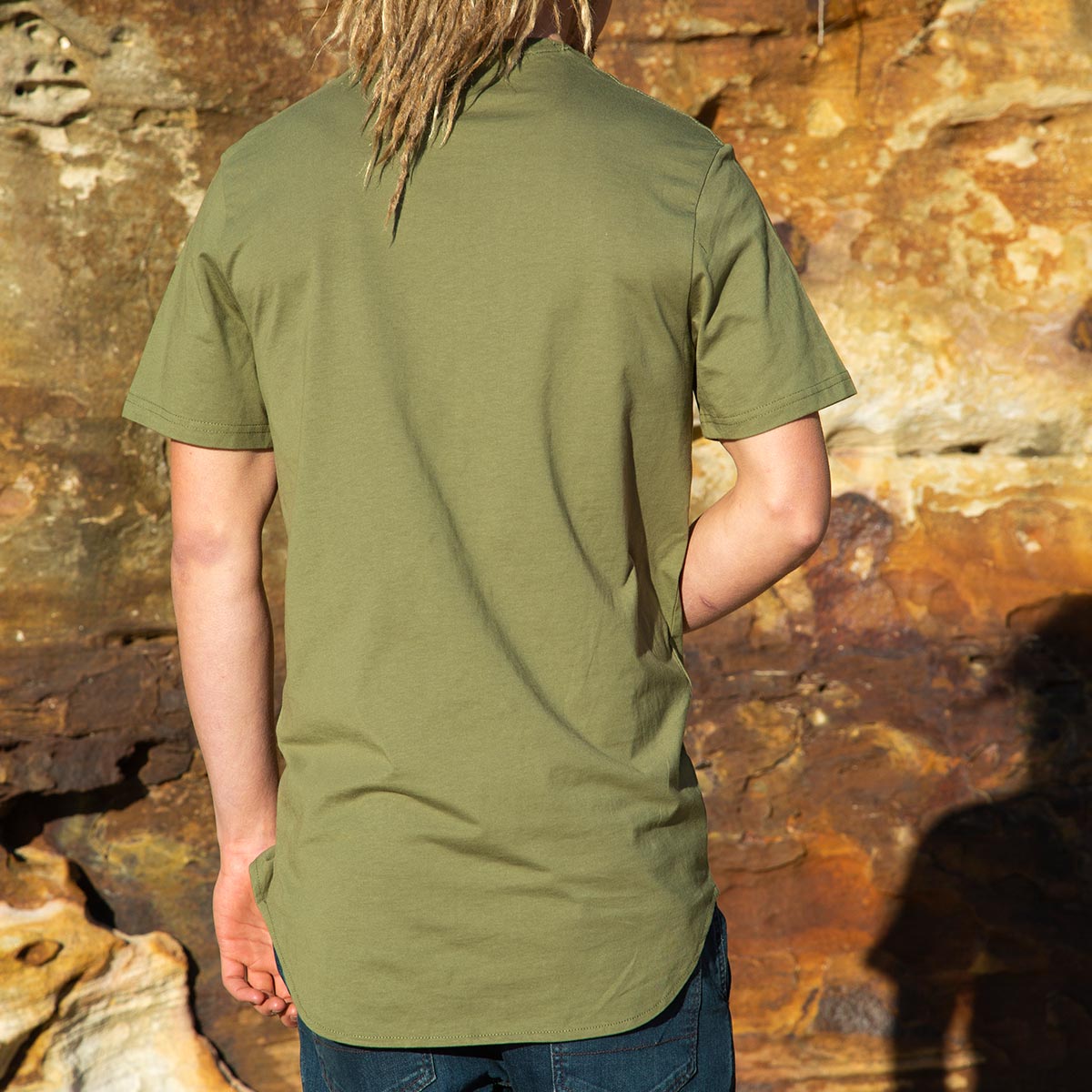 The curve and length of our Men’s Long Curve Hem Cotton Tee, in khaki